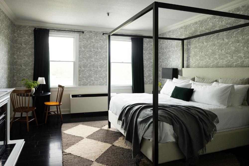 King Green Room interior